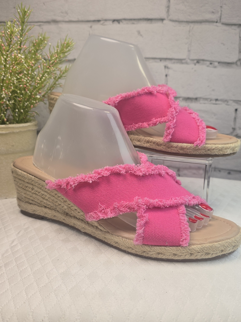 JOURNEE COLLECTION SHANNI WEDGE SANDALS HOT PINK FRAYED EDGE ESPADRILLE HEEL 10